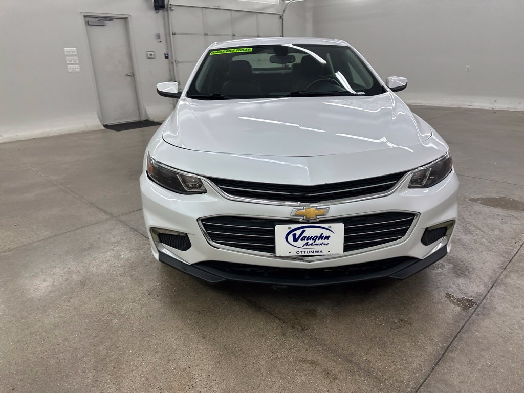 Used 2018 Chevrolet Malibu LT w/ Leather Package FWD image 3
