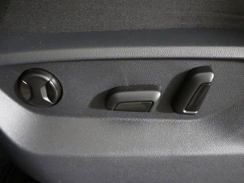 Used 2020 Volkswagen Tiguan SE image 31