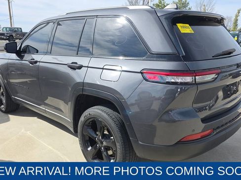 Used 2023 Jeep Grand Cherokee Altitude image 3