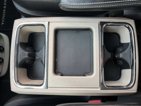 Used 2016 Chrysler Town & Country Touring image 26