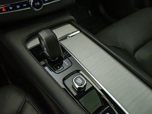 Certified 2025 Volvo XC90 B5 Core w/ Protection Package Premier AWD/4WD image 20