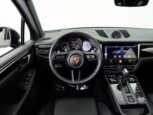 Certified 2025 Porsche Macan AWD/4WD image 17
