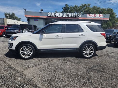 Used 2017 Ford Explorer XLT w/ Equipment Group 202A AWD/4WD image 3
