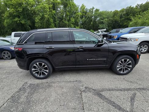 Used 2023 Jeep Grand Cherokee Overland w/ Luxury Tech Group IV AWD/4WD image 9