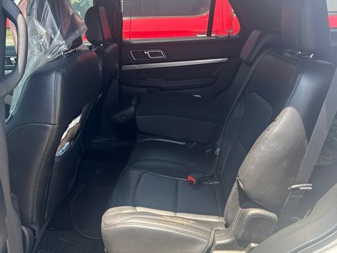 Used 2018 Ford Explorer XLT w/ Equipment Group 202A FWD image 13