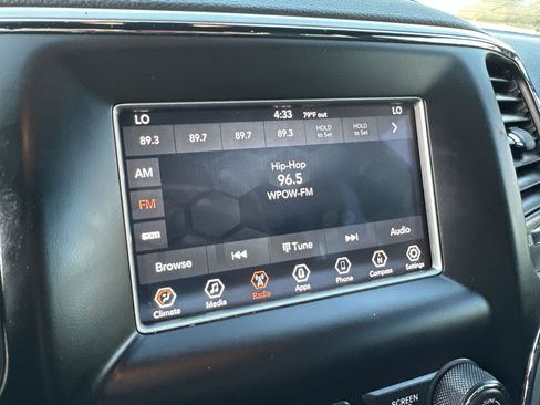 Used 2019 Jeep Grand Cherokee Laredo image 20