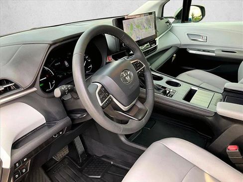 Used 2025 Toyota Sienna XLE FWD image 13