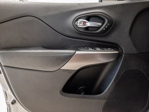 Used 2019 Jeep Cherokee Limited FWD image 8