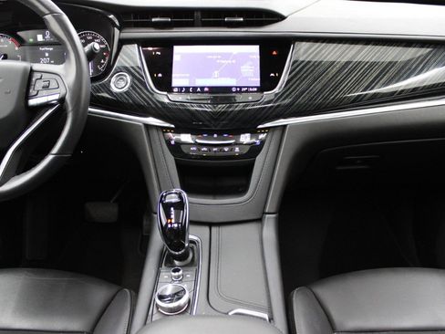 Used 2025 Cadillac XT6 Premium Luxury image 22