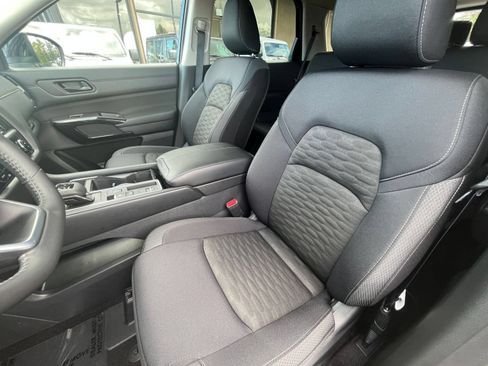 Used 2025 Nissan Pathfinder SV FWD image 39