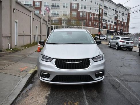 Used 2024 Chrysler Pacifica Touring-L FWD image 2