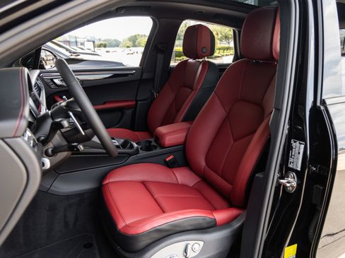 Certified 2025 Porsche Macan AWD/4WD image 5
