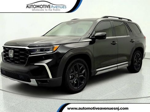 Used 2025 Honda Pilot Touring image 1