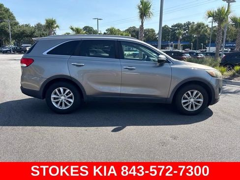 Used 2016 Kia Sorento FWD image 4