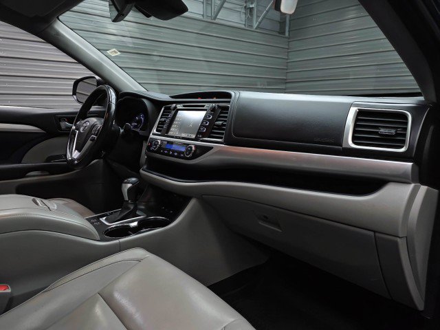 Used 2017 Toyota Highlander XLE AWD/4WD image 13