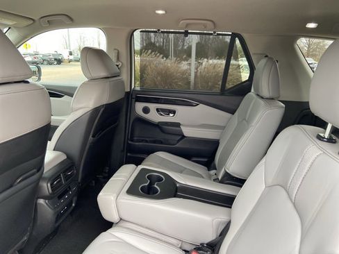 Used 2025 Honda Pilot EX-L image 16
