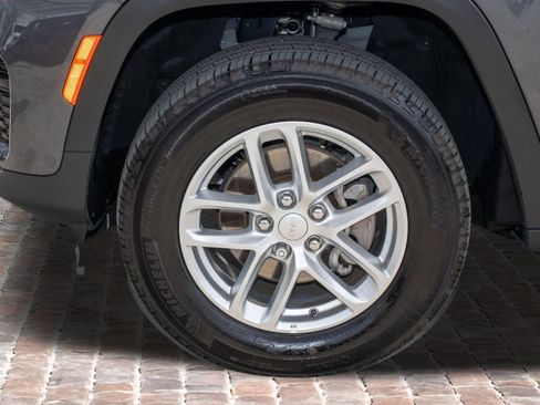 Used 2025 Jeep Grand Cherokee Laredo w/ Luxury Tech Group I RWD image 39