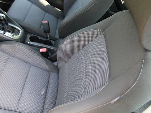 Used 2011 Volkswagen Golf 4-Door FWD image 16