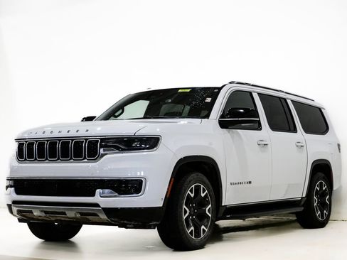 Used 2023 Jeep Wagoneer L Series III w/ Preferred Equipment Group image 3