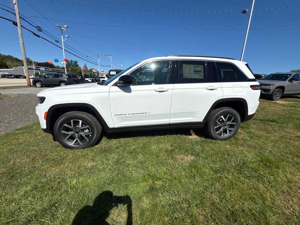 New 2027 Jeep Grand Cherokee Laredo X AWD/4WD image 2