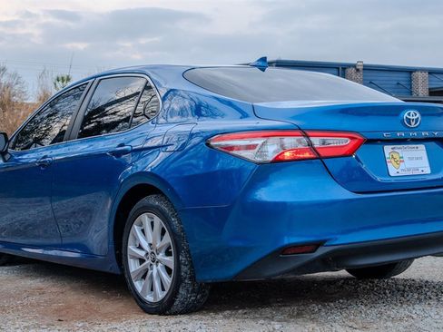 Used 2019 Toyota Camry LE image 3