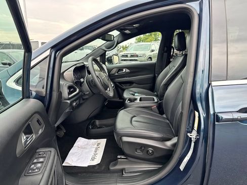 Used 2025 Chrysler Pacifica Select FWD image 31