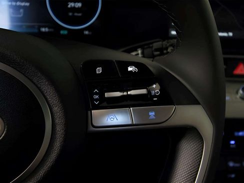 Used 2025 Hyundai Elantra Limited FWD image 20