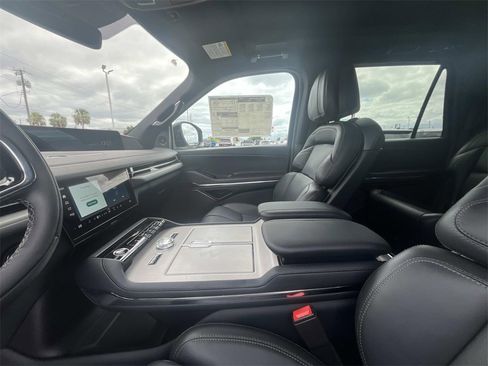 New 2025 Lincoln Navigator Reserve w/ Jet Appearance Package image 10