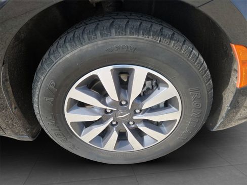 Used 2024 Chrysler Pacifica Select image 34