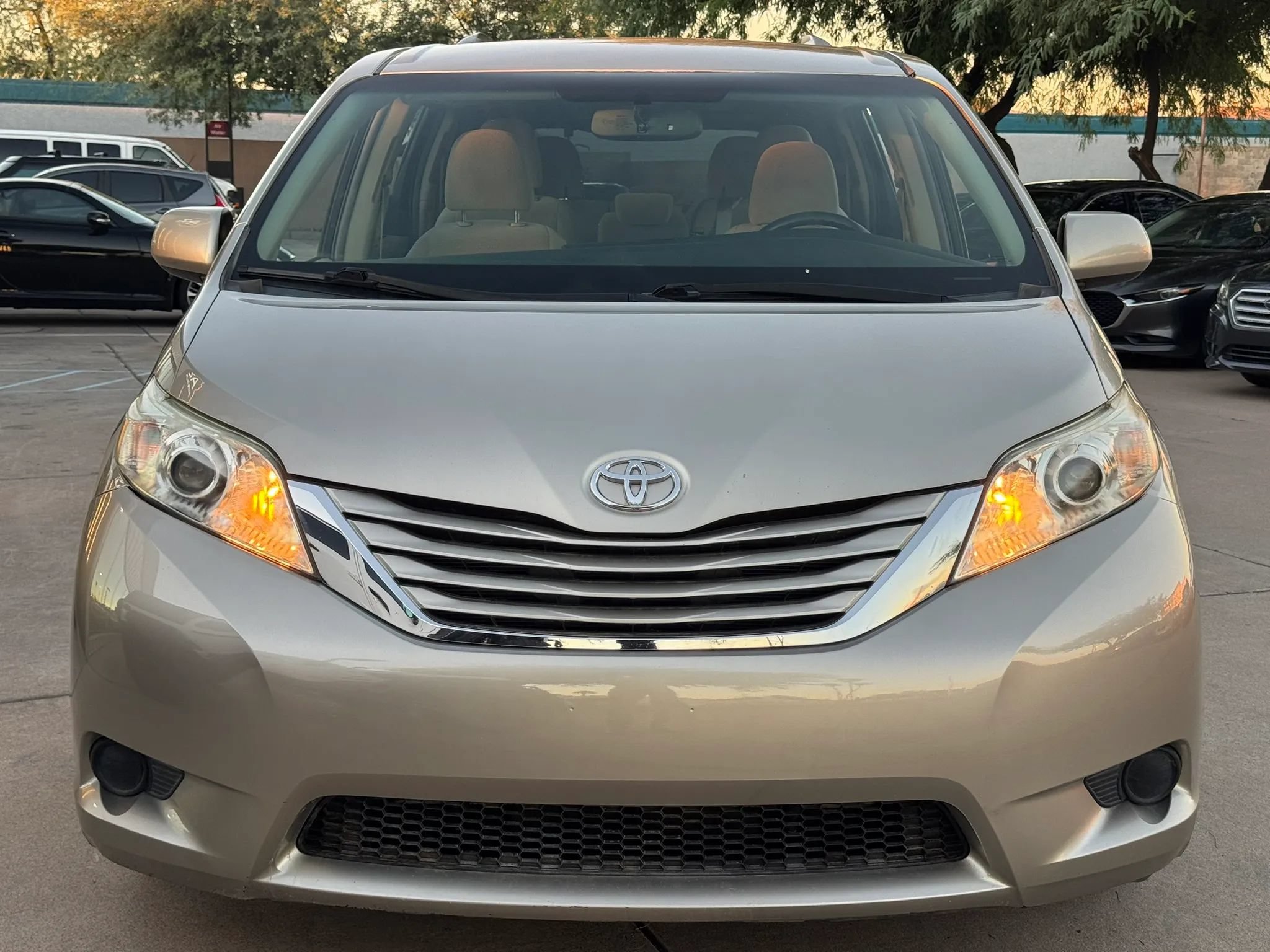 Used 2015 Toyota Sienna LE FWD image 2
