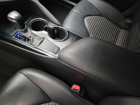 Used 2020 Toyota Camry SE w/ Carpet Mat Package image 26