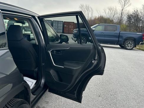 Used 2020 Toyota RAV4 LE image 38