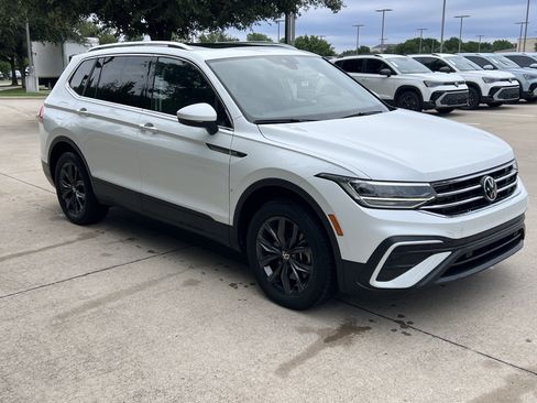 Certified 2023 Volkswagen Tiguan SE w/ Panoramic Sunroof Package AWD/4WD image 2
