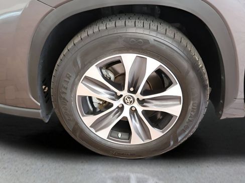 Used 2023 Toyota Highlander XLE FWD image 31