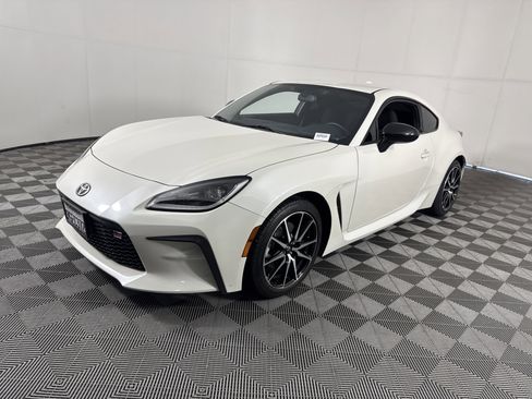 Used 2023 Toyota GR86 w/ ALL Weather Mat Package (TMS) RWD image 8