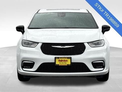 New 2026 Chrysler Pacifica Select image 3