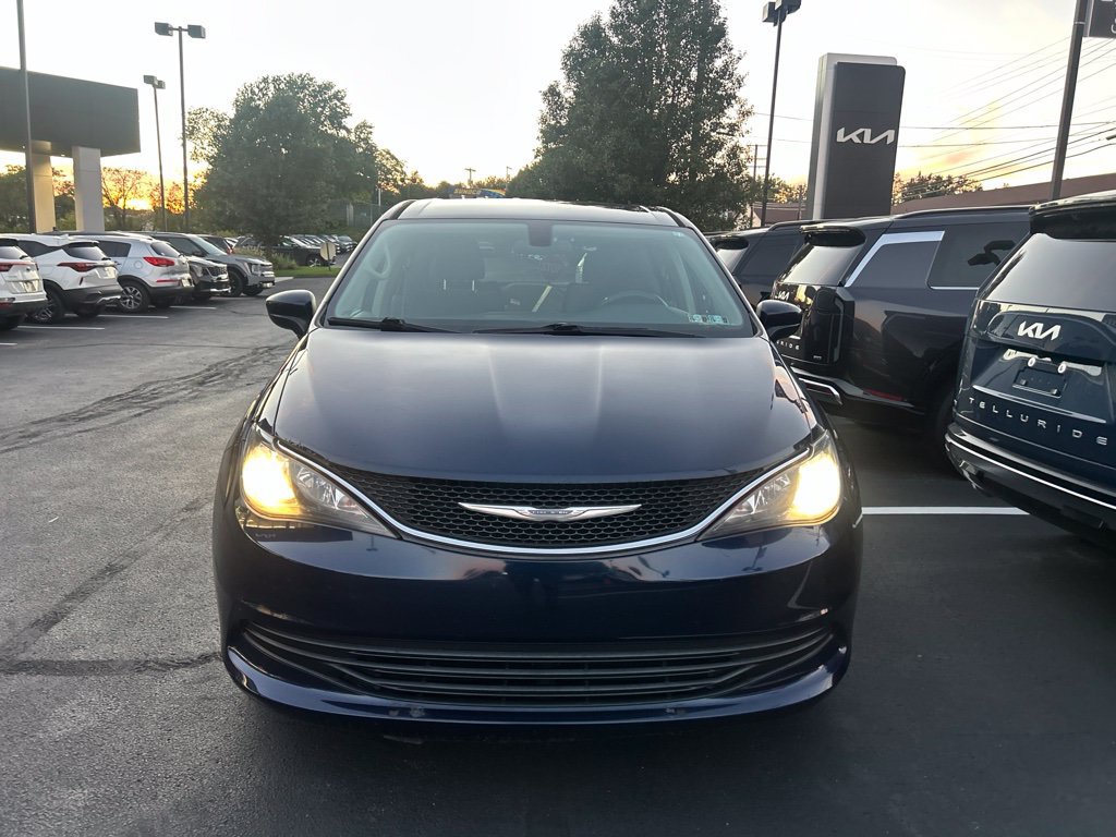 Used 2018 Chrysler Pacifica LX FWD image 2