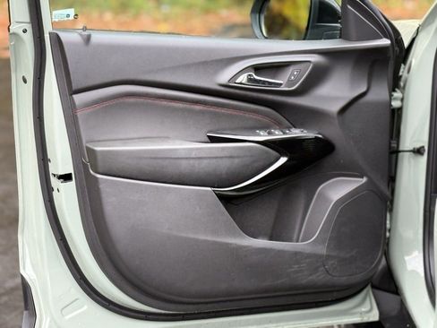 Used 2024 Chevrolet Trax RS w/ Sunroof Package image 13