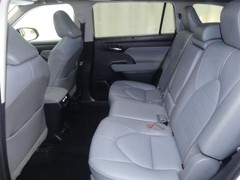 Used 2021 Toyota Highlander XLE AWD/4WD image 24