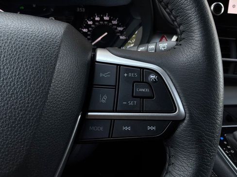 Used 2025 Toyota Sienna XLE FWD image 41