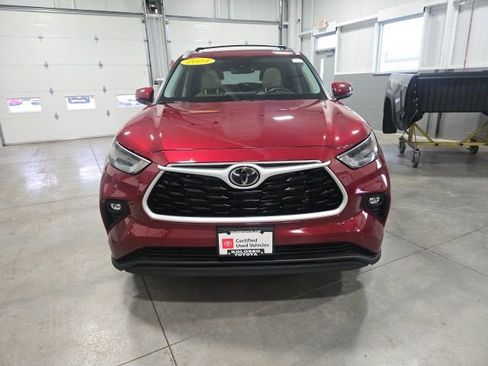 Used 2023 Toyota Highlander XLE image 2