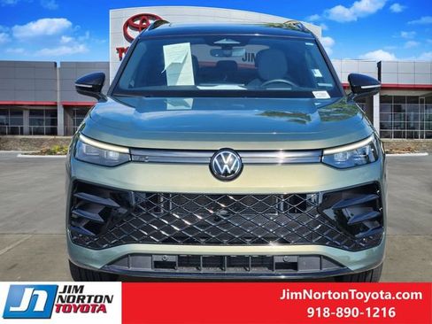 Used 2025 Volkswagen Tiguan SE R-Line AWD/4WD image 2