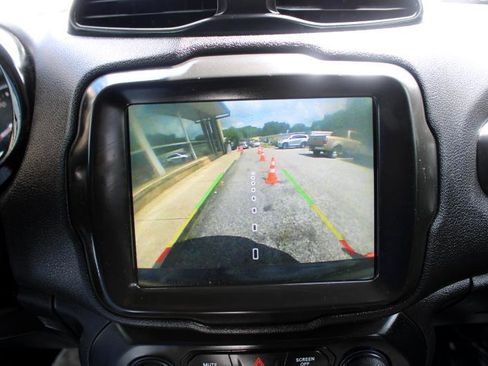 Used 2018 Jeep Renegade Altitude w/ UConnect 8.4 Nav Group image 28