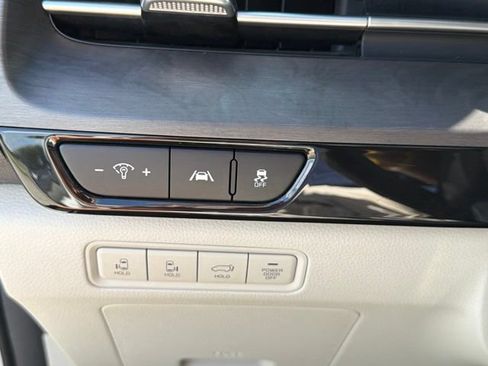 Used 2024 Kia Carnival EX FWD image 30