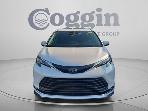 Used 2023 Toyota Sienna XLE FWD image 8
