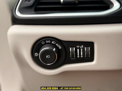 Used 2019 Chrysler Pacifica Touring-L FWD image 15