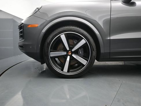 Used 2025 Porsche Cayenne AWD/4WD image 9