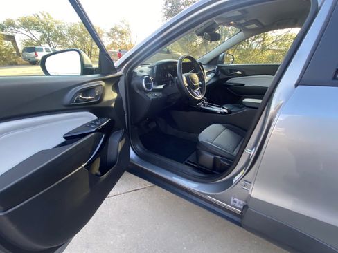 Used 2025 Chevrolet Trax LT w/ LT Convenience Package image 14