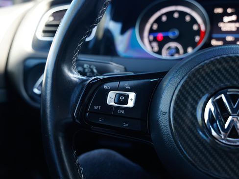 Used 2017 Volkswagen Golf R 4-Door image 27