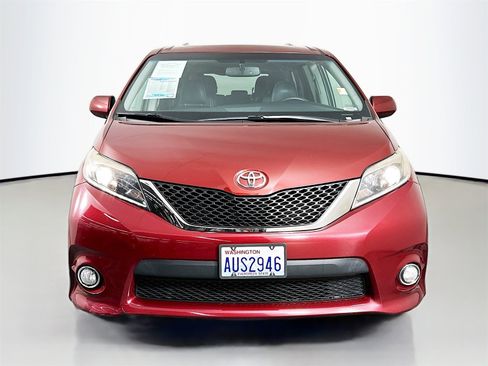 Used 2016 Toyota Sienna L image 2